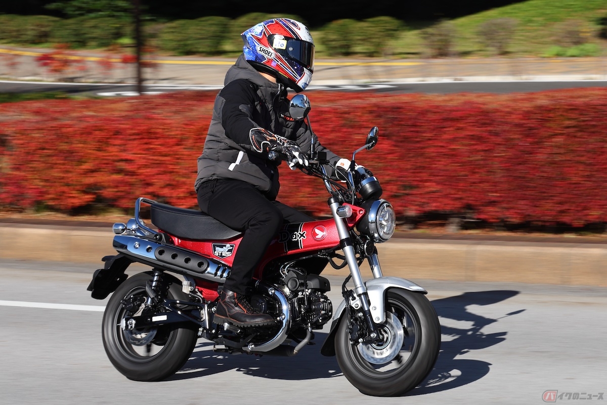 ホンダ「ダックス125」で公道を走行する石塚健選手