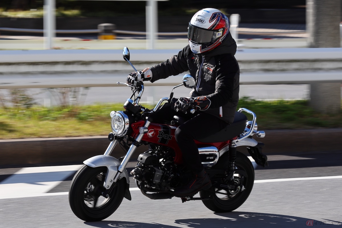 ホンダ「ダックス125」で公道を走行する石塚健選手