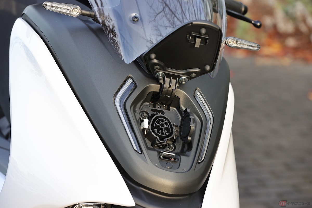 車両前面に充電コネクター装備