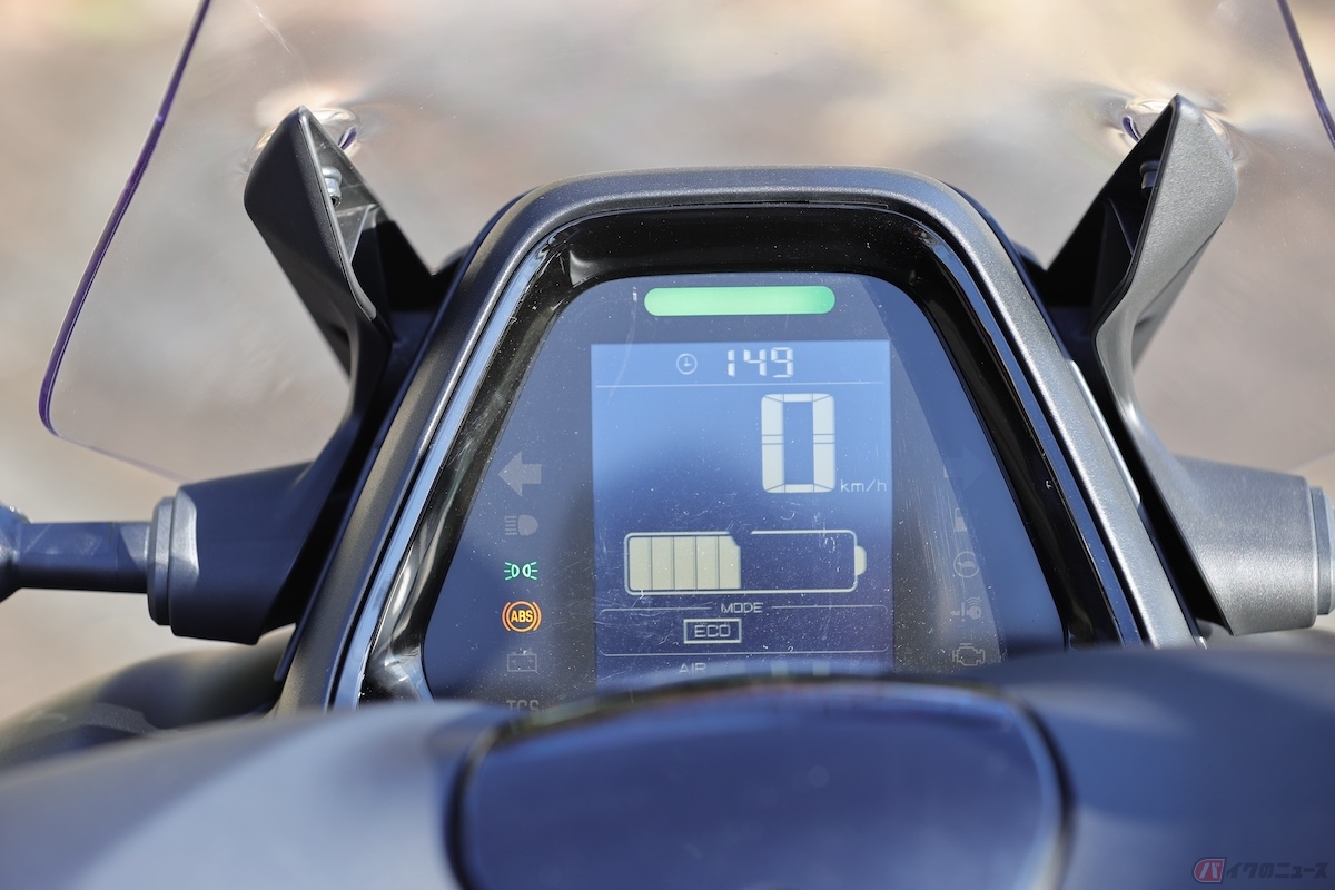 縦型レイアウトのマルチファンクションメーターを採用