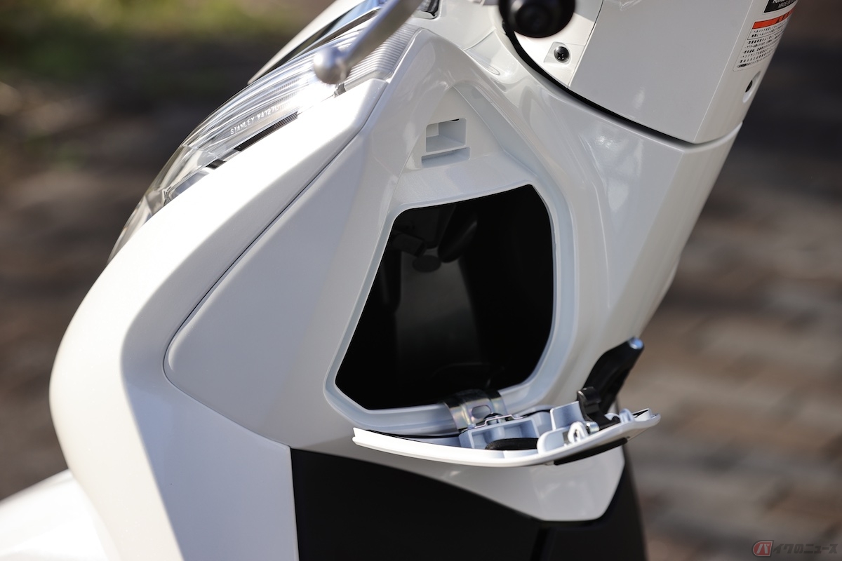 フロントインナーボックスは、500mlのペットボトルも収納可能