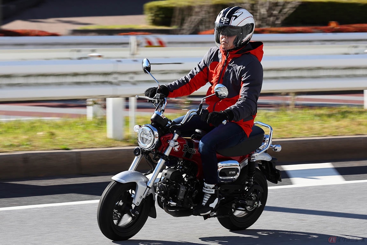 ホンダ「ダックス125」の走りを楽しむ大久保光選手