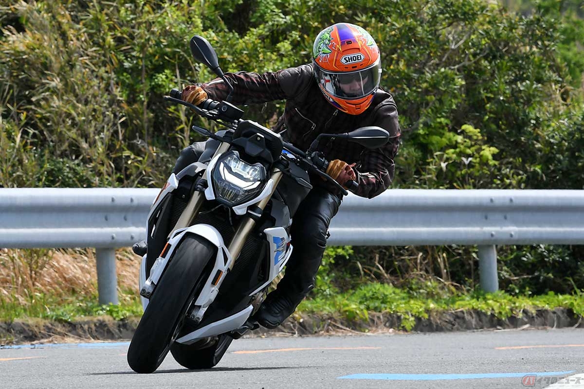 BMW Motorrad「S 1000 R」に試乗する筆者(青木タカオ)