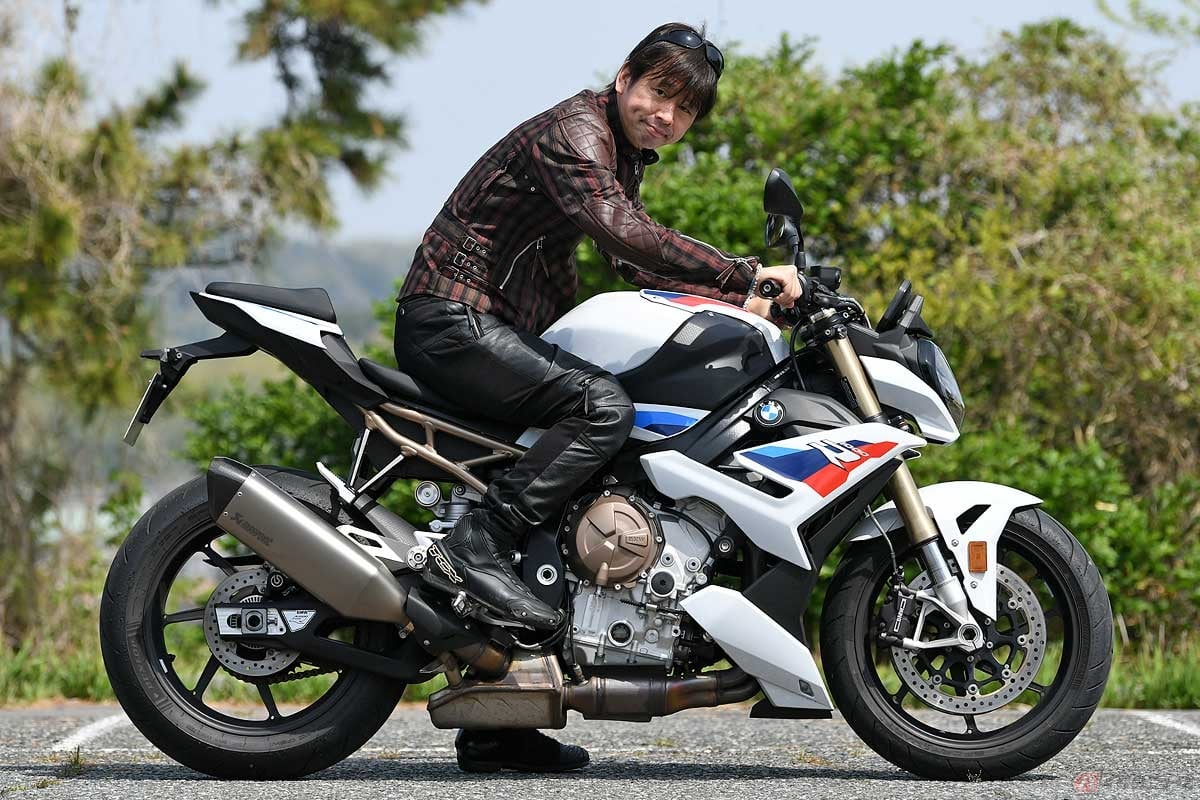 シート高830mmの車体に身長175cmの筆者(青木タカオ)がまたがった状態