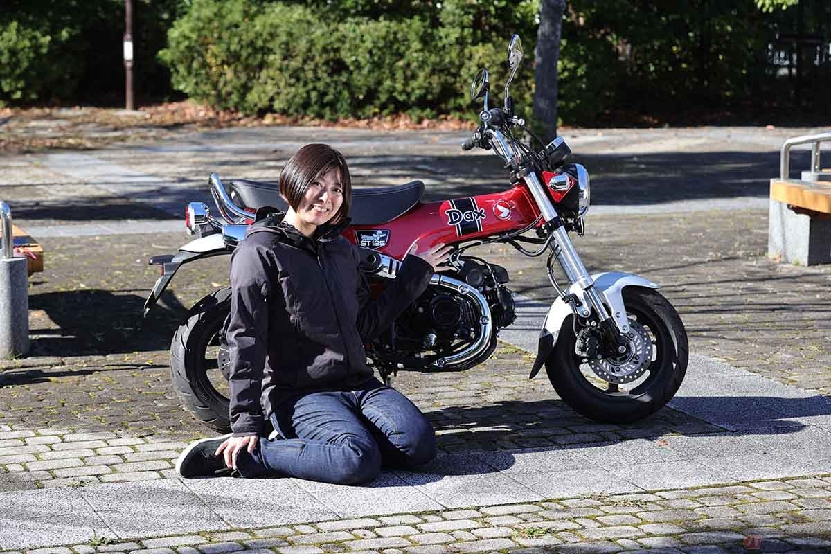 ホンダ「ダックス125」と筆者(先川知香)