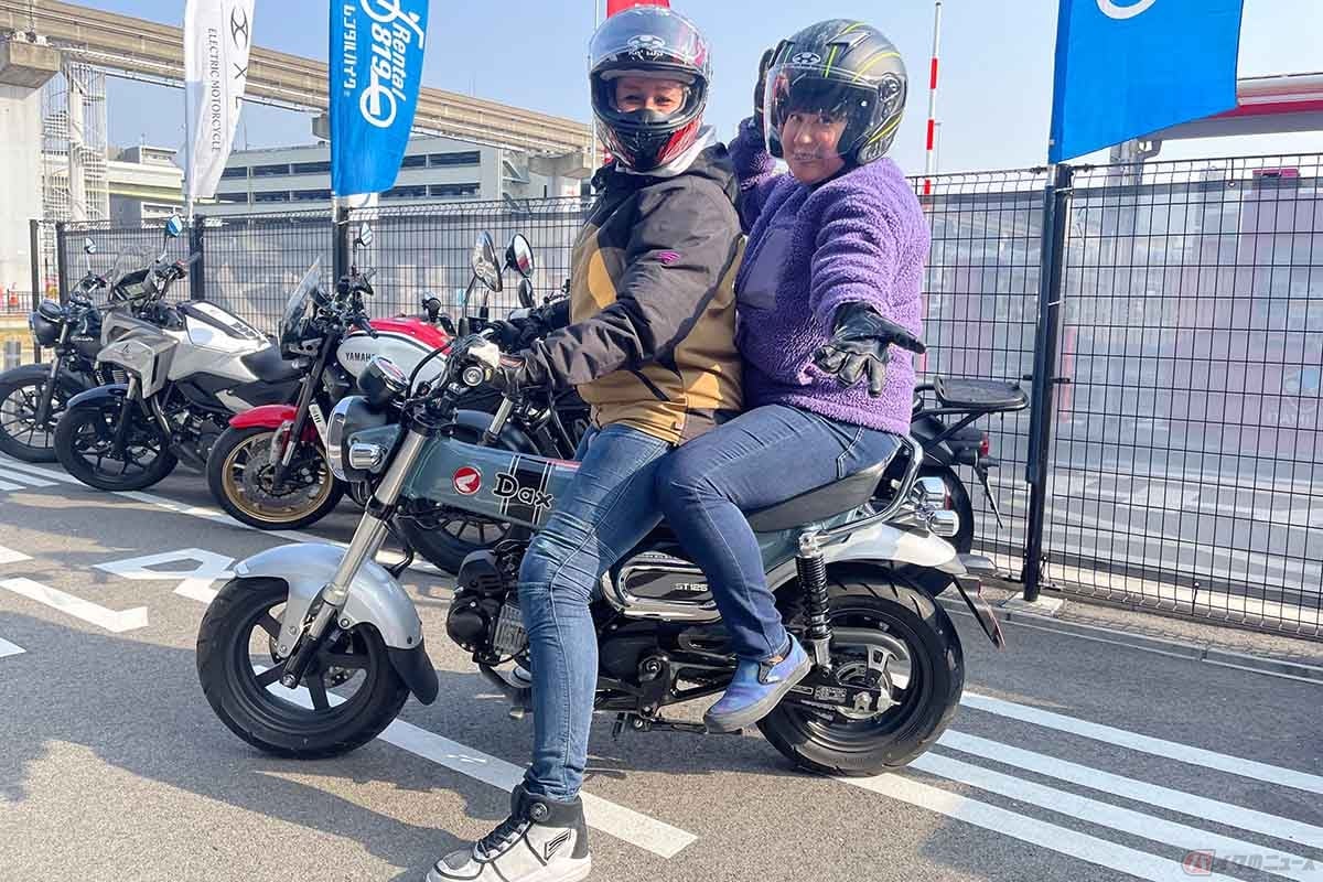 ホンダ「ダックス125」でタンデムをするクリステル・チアリさんとゆっき~ちゃん