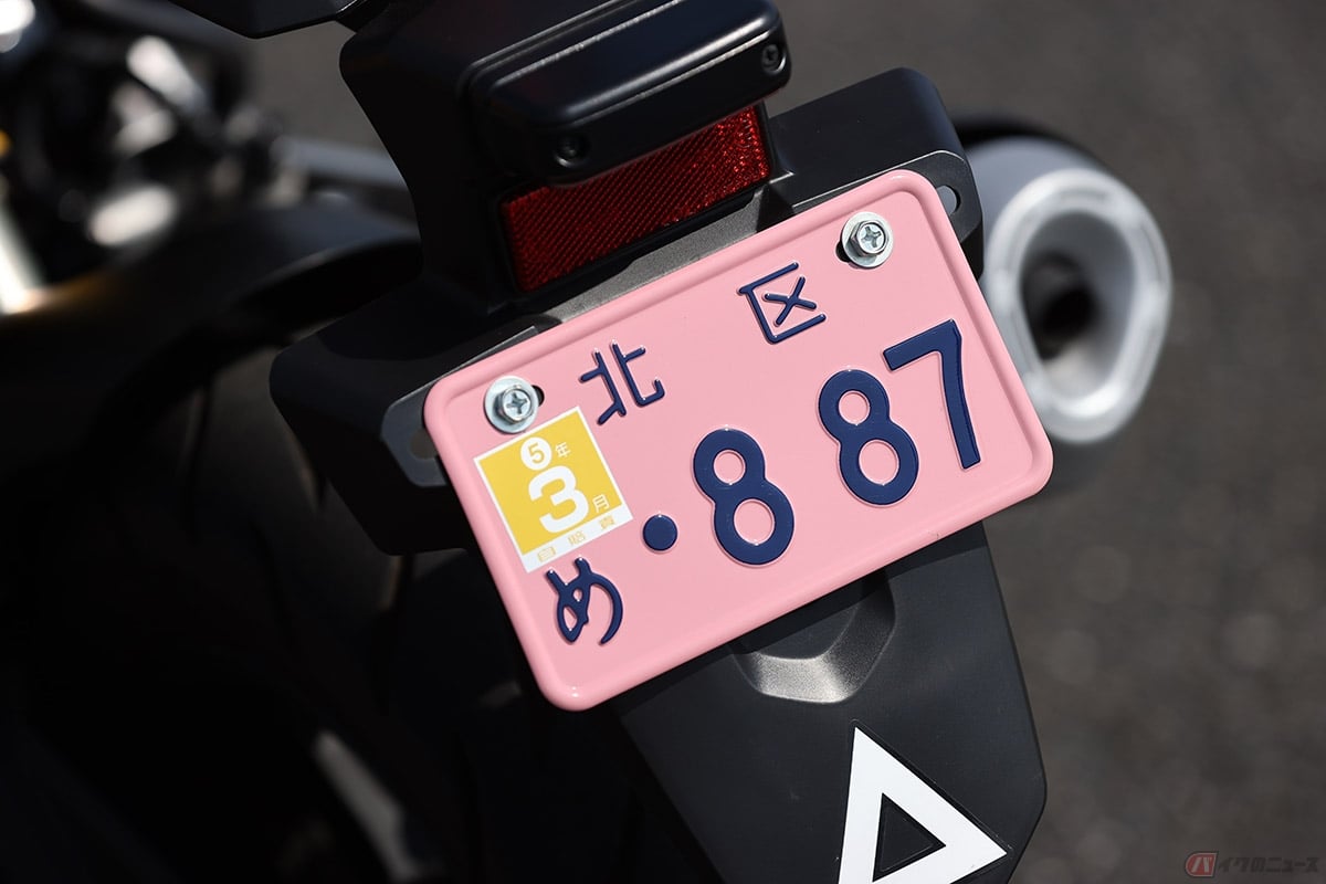 自賠責保険ステッカーはナンバープレートの左上に貼る