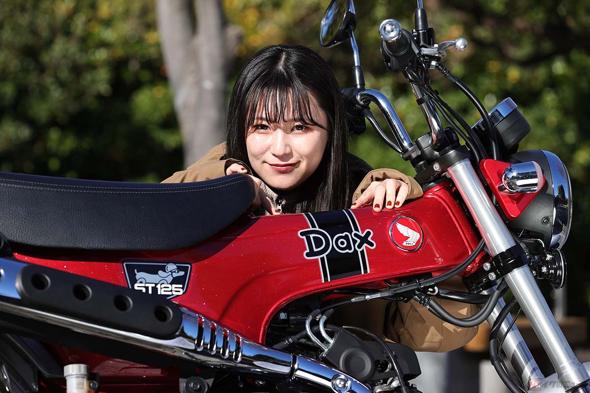 パールネビュラレッドという落ち着いたレッドのボディカラーが設定されているホンダ「ダックス125」