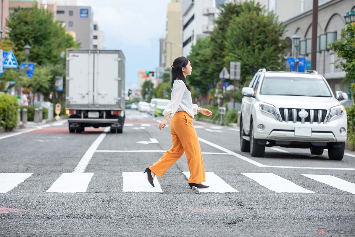 歩行者がいるのに横断歩道の手前で止まらずにそのまま走行した場合は違反となる。