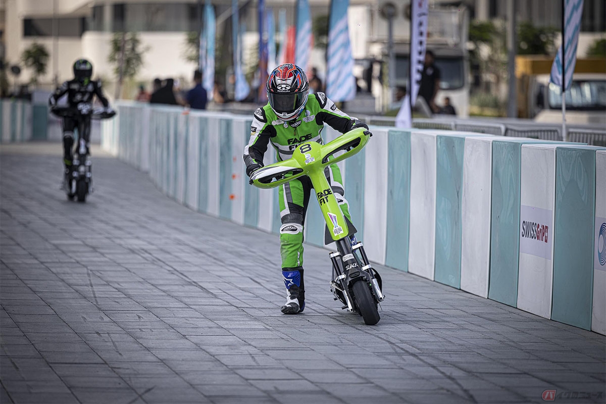 電動キックスクーターレースに参戦するレーシングライダーの大久保光選手
