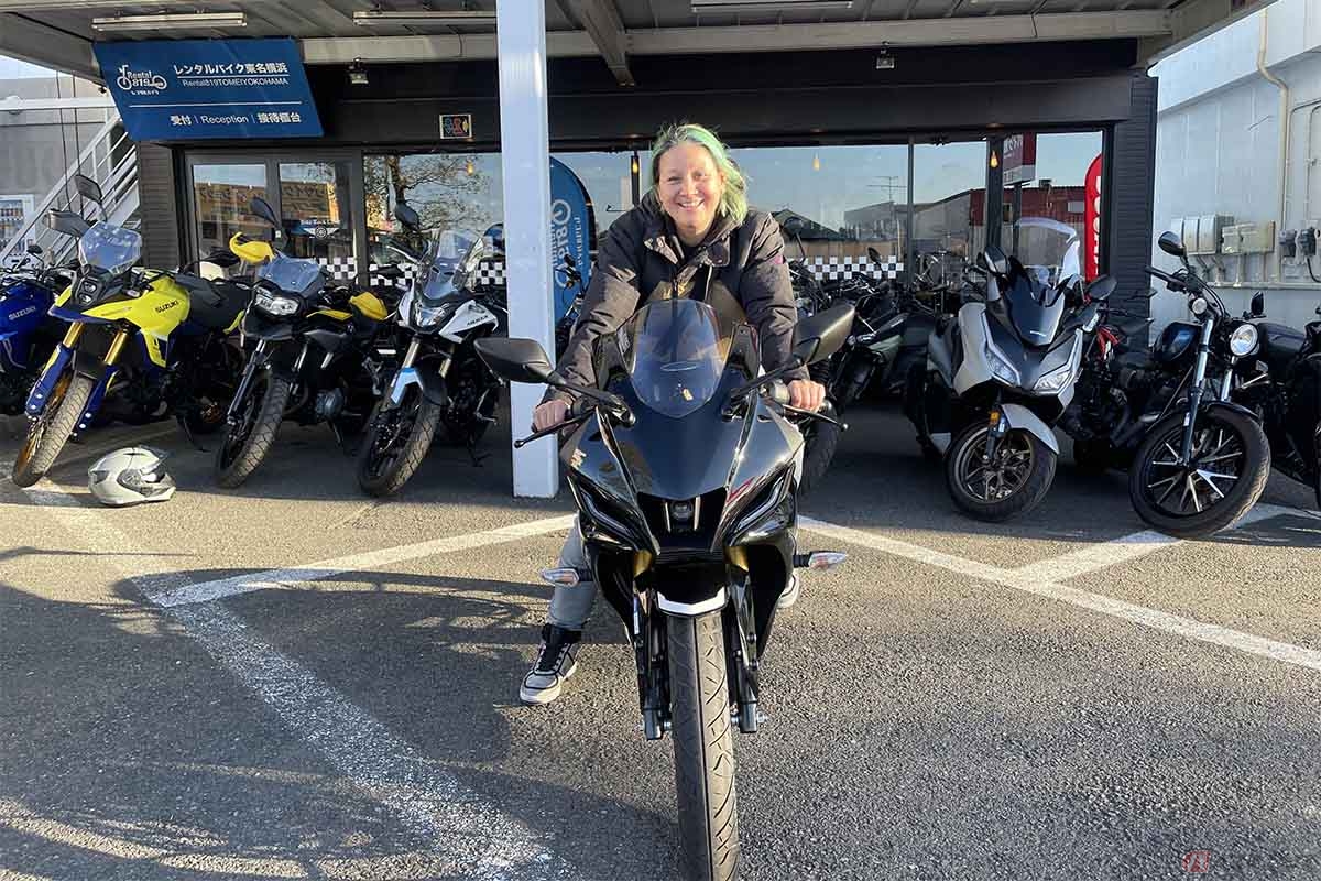 ヤマハ「YZF-R125」にまたがるクリステル・チアリさん