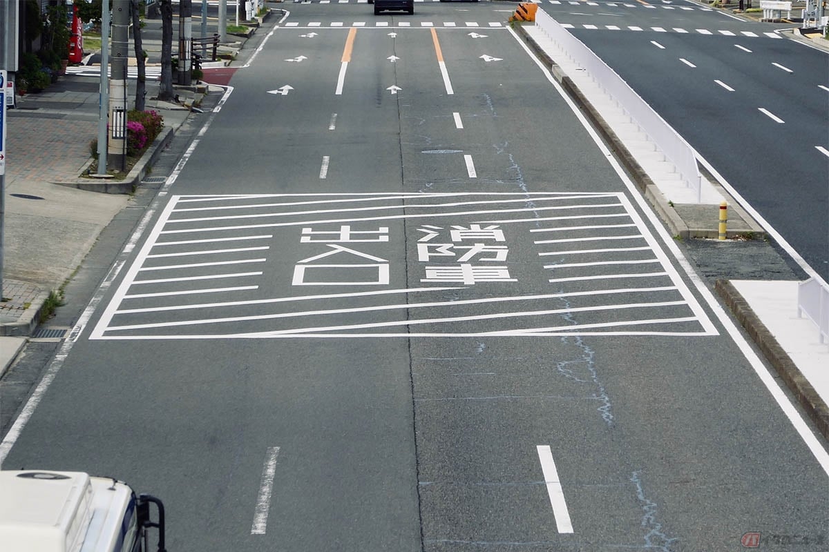 道路上にペイントされたしましまのスペースは、規制標示のひとつで「停止禁止部分」というもの