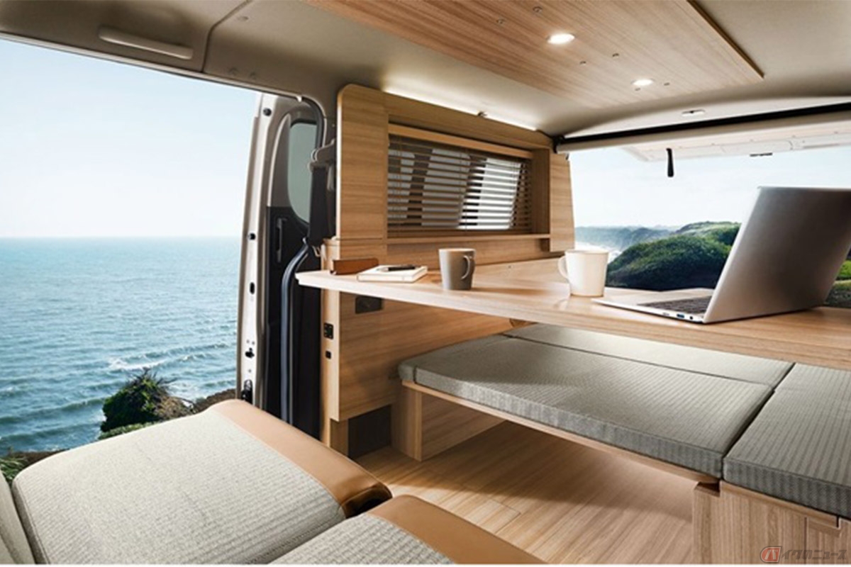 幕張メッセで開催される「ジャパンキャンピングカーショー2024」に日産が出展する「キャラバン MYROOM」の内装