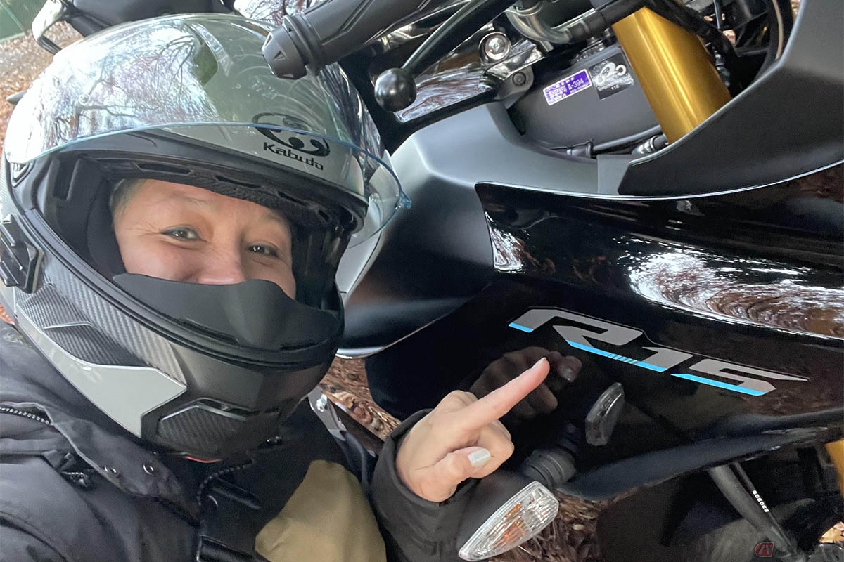 ヤマハ「YZF-R15」とクリステル・チアリさん