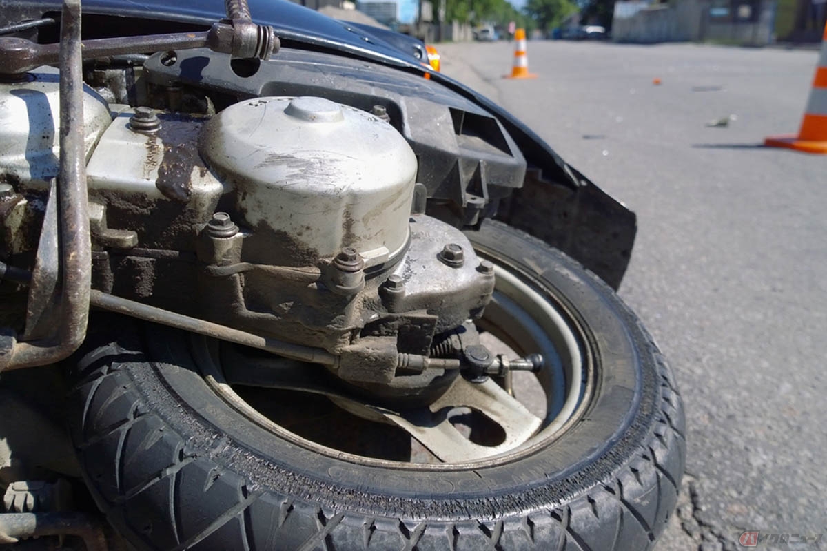 他人のバイクを倒してしまったら、まずは持ち主に謝罪すると共に警察を呼ぶ