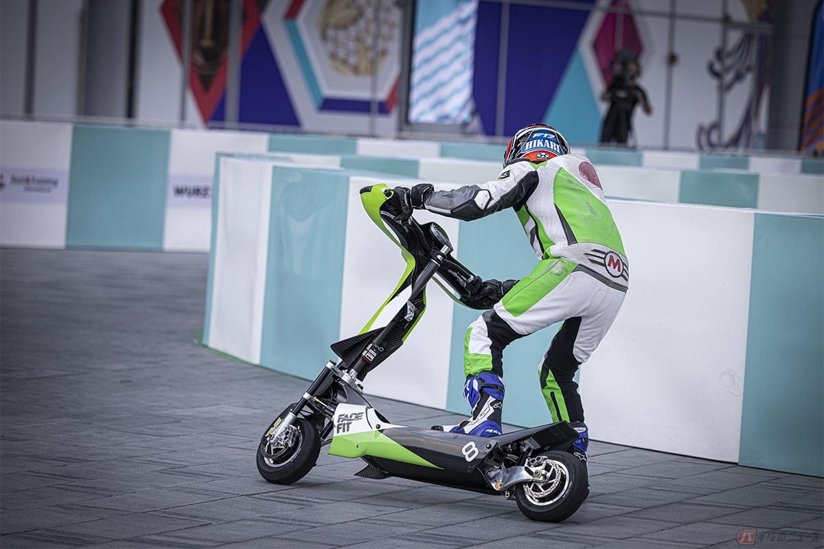 電動キックスクーターレースに参戦するレーシングライダーの大久保光選手