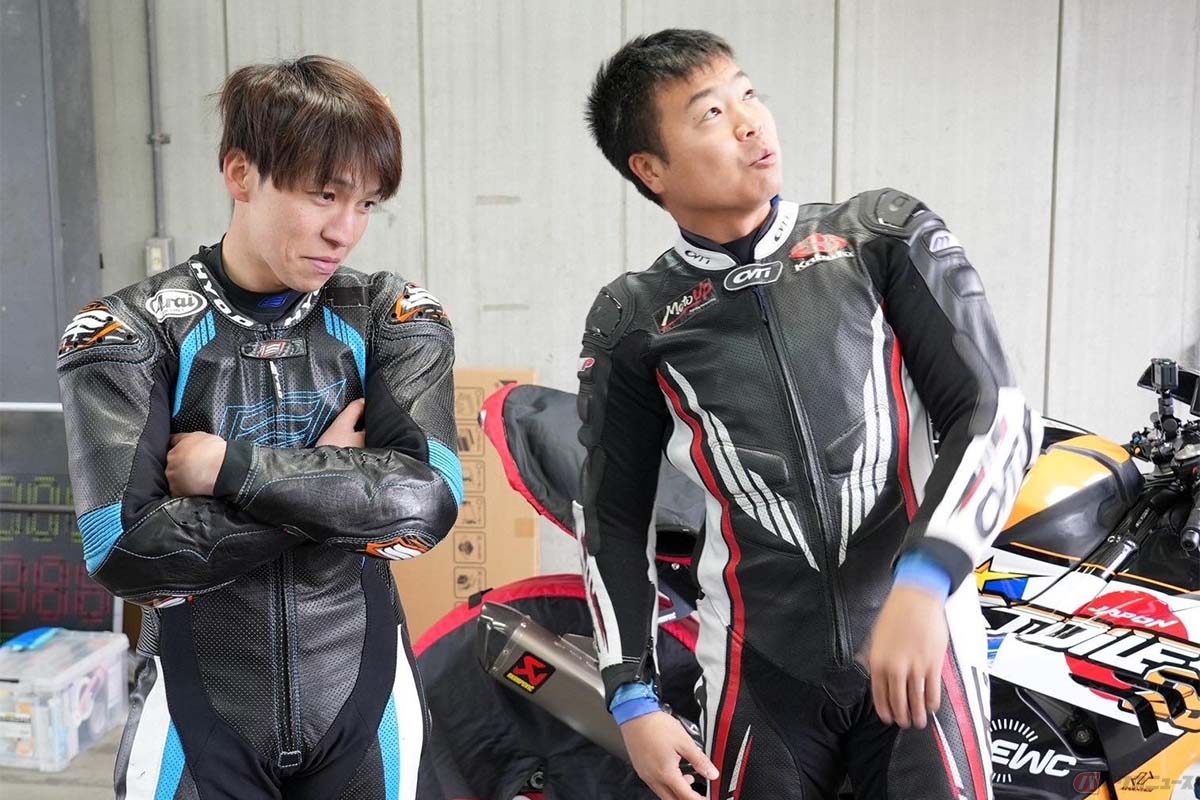 テストの合間に情報を共用する大久保光選手と亀井雄大選手