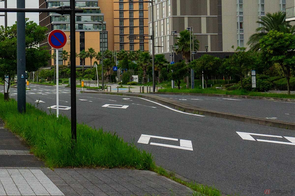 道路交通法第38条に「横断歩道は歩行者優先」というルールが定められているため、横断歩道を渡ろうとしている人がいる場合は、減速や停止は義務。