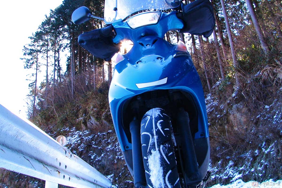雪が降っていなくても、路面が凍結している場合の走行も危険なので「冬場はバイクに乗らない」という選択をするのもひとつの手