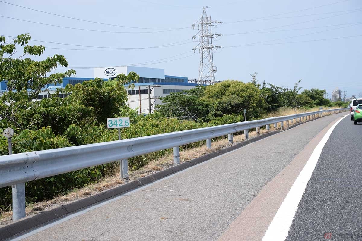 高速道路上に多くの「キロポスト」標識が設置されている一番の理由は道路を管理するため