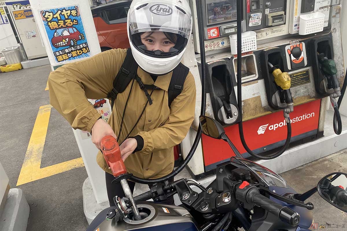 セルフサービスのガソリンスタンドには必ず静電気除去シートが設置されている