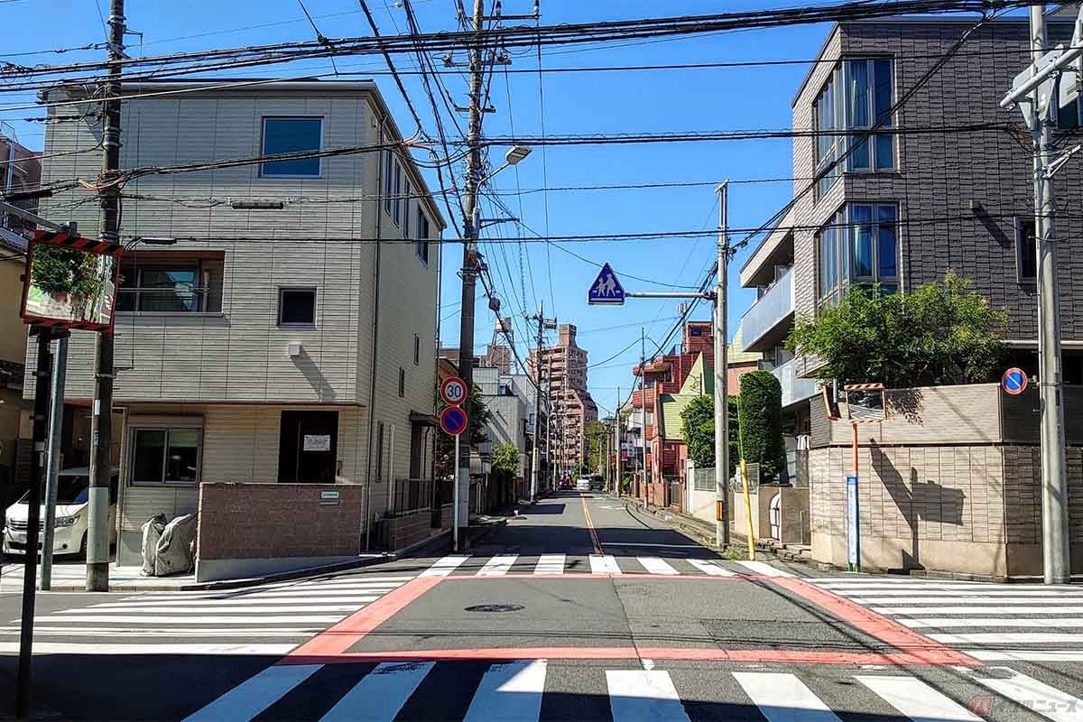 信号のない交差点には、道路の優先順位が存在する