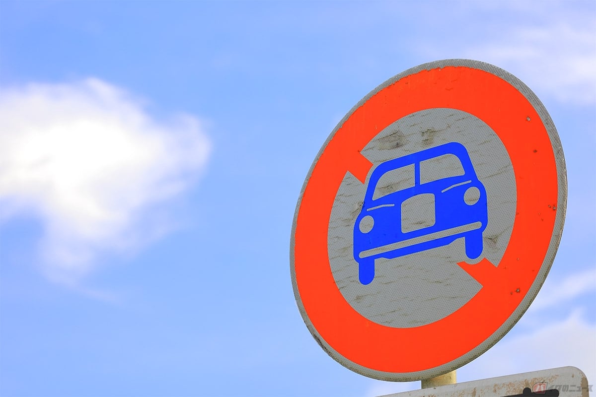 「車両通行止め」の標識にクルマのイラストが描いてある場合は、バイクの通行は禁止されていない