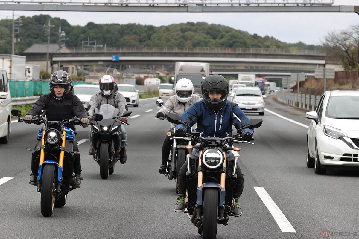 千鳥走行は、車線内で二列になり、互い違いになって走行すること