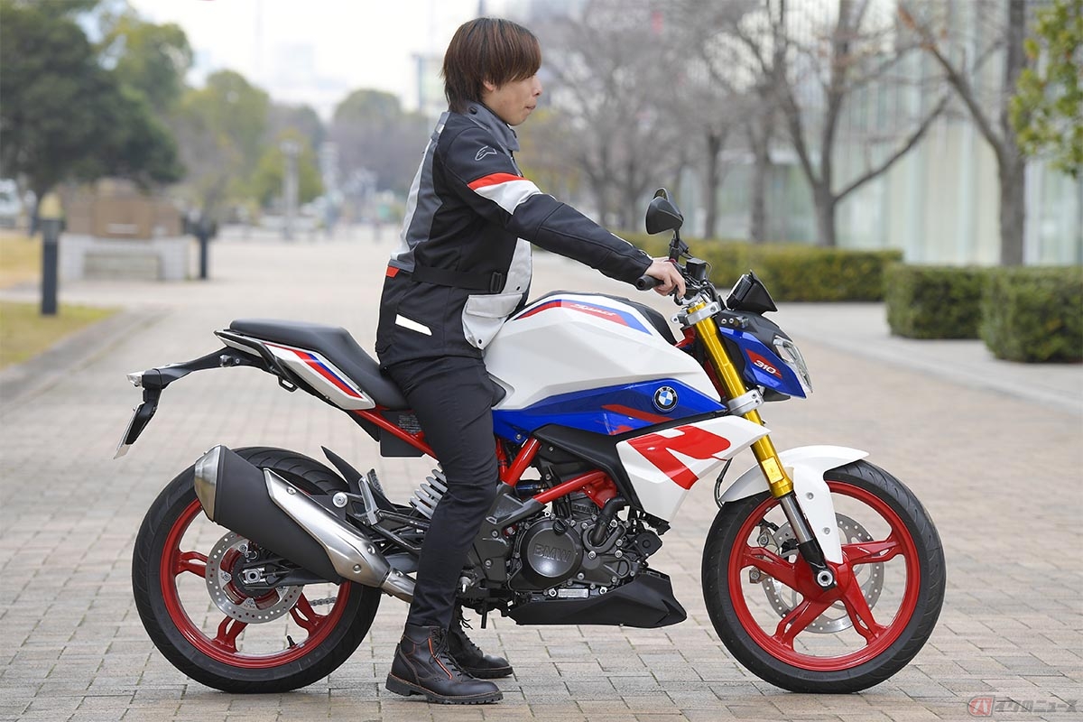 BMW  Motorrad「G310R」の足付きは良好。身長165cmの僕だと両足で安心して支える事ができます