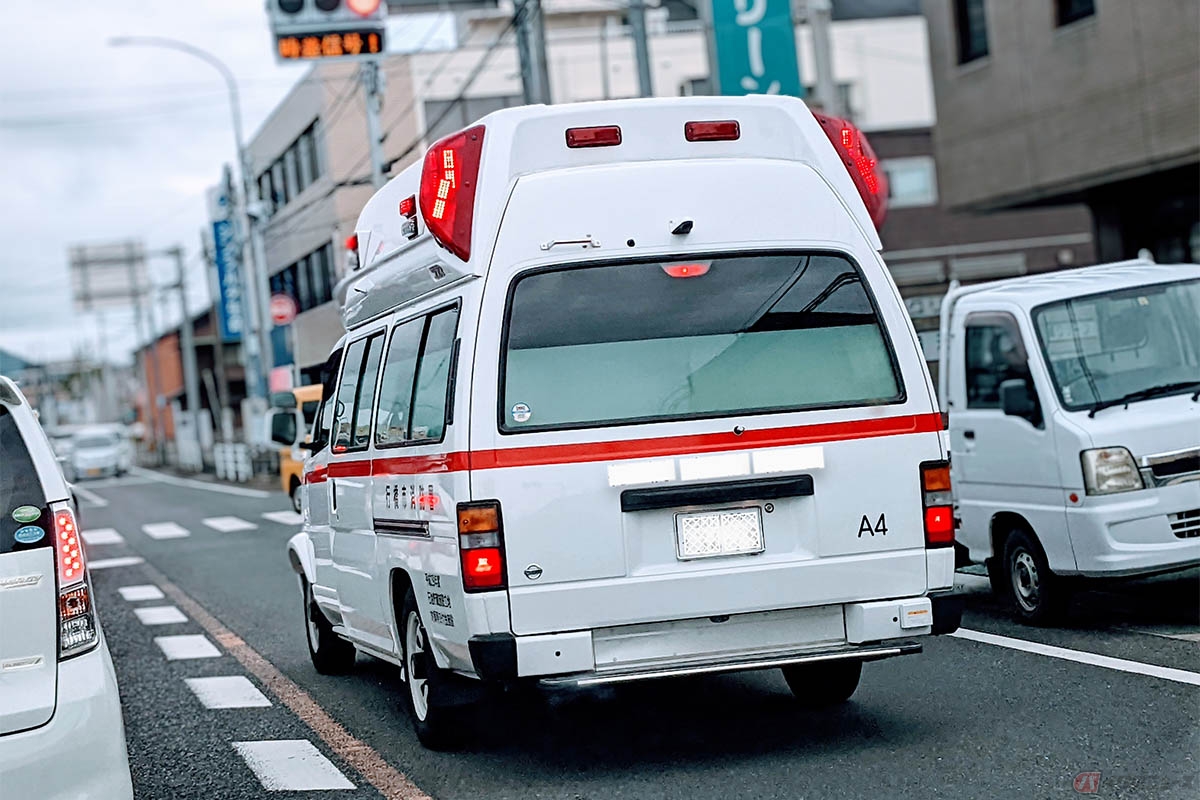消防車や救急車などの緊急車両の音や、パトカーからの警察官の指示音声、他の車両が警告のために鳴らしたクラクションの音などを聞き取れないほどの音量で、音楽などを再生する事は違反に該当する