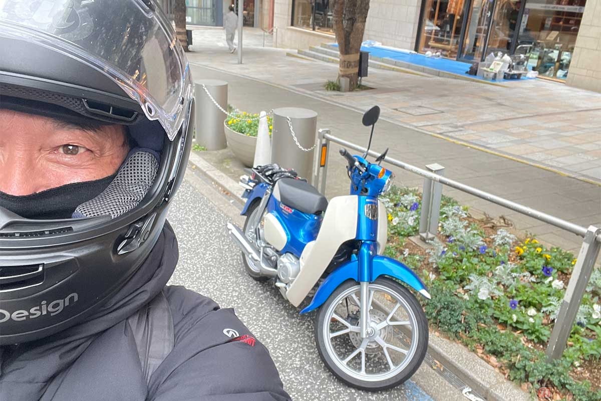 ホンダ「スーパーカブ110」（2022年型）と筆者（木下隆之）