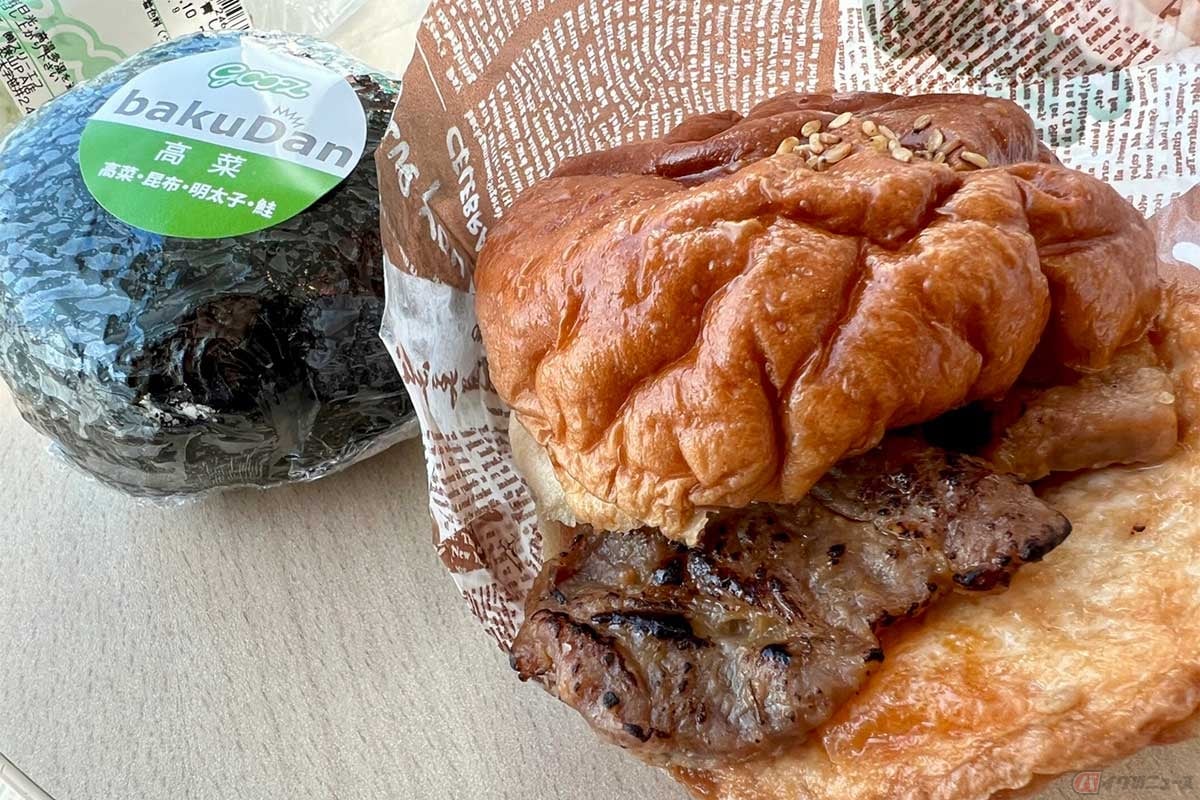 圏央道「狭山PA」(内回り)で購入した「炙り焼きみそ豚玉バーガー」(600円)と「爆弾おにぎり 高菜」(330円)。ふたつで満腹