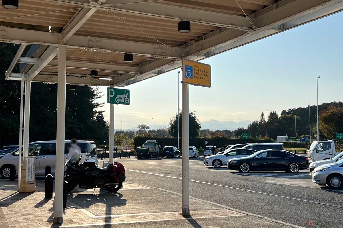 屋根のある2輪専用の駐車スペースも確保されている