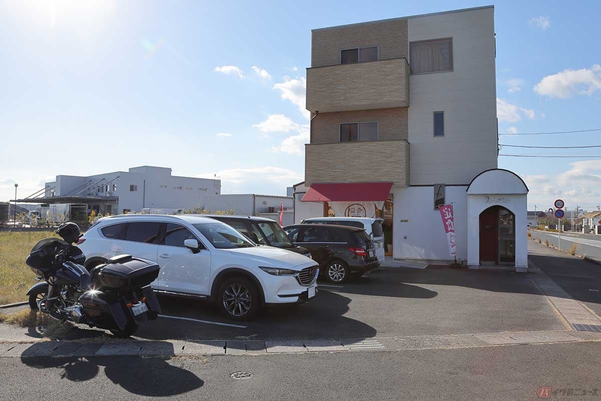 東名高速「浜松IC」から約2kmほどの場所にある「定食と喫茶 ボルドー」。前回は行列、今回はほぼ満席という人気店