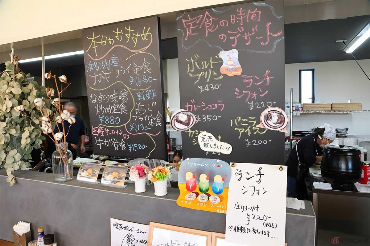 店内は明るく綺麗で女性客が多い印象。この日のおすすめは「浜名湖産カキフライ定食」や「新鮮あじフライ定食」など