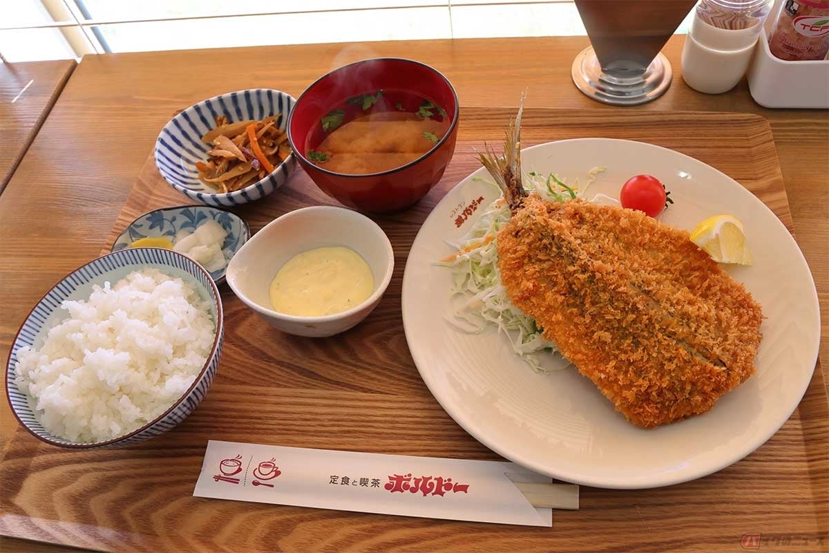 「定食と喫茶 ボルドー」の人気メニュー「新鮮あじフライ定食」(1130円)。大きめのアジフライが魅力的