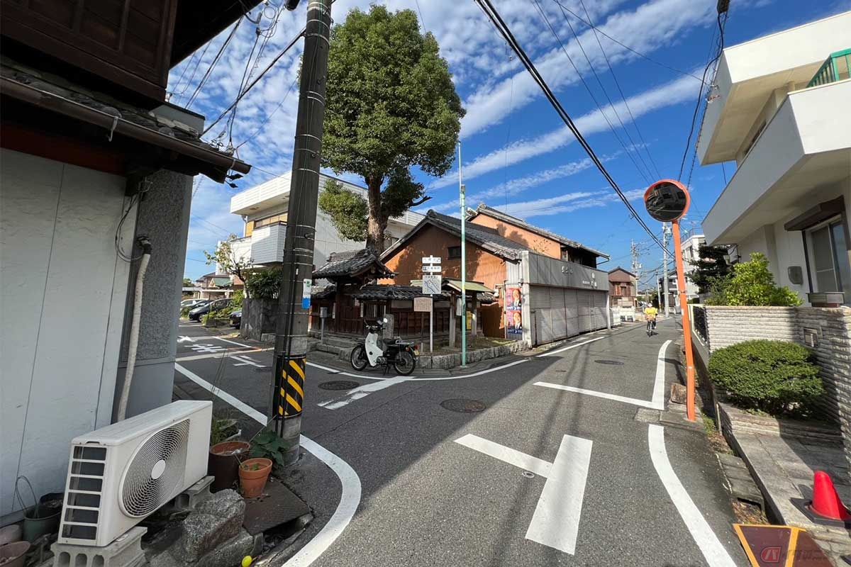 「大高城」へ向かう途中で「秋葉社」という社を発見。昔の大高城下町のカギ形の辻（道路）がそのまま残されている光景も面白い