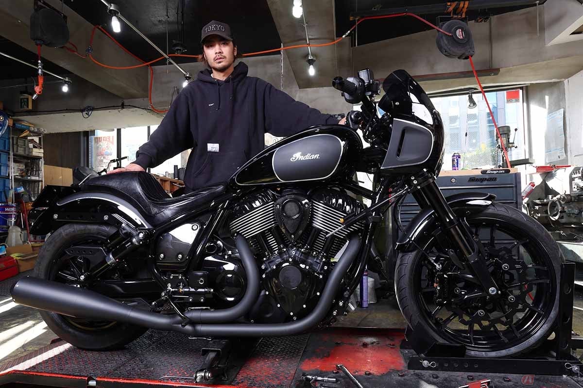 HUMONGOUS CUSTOM CYCLESの小松勇仁さんと、小松さんが製作したインディアン・モーターサイクル「スポーツチーフ」カスタム