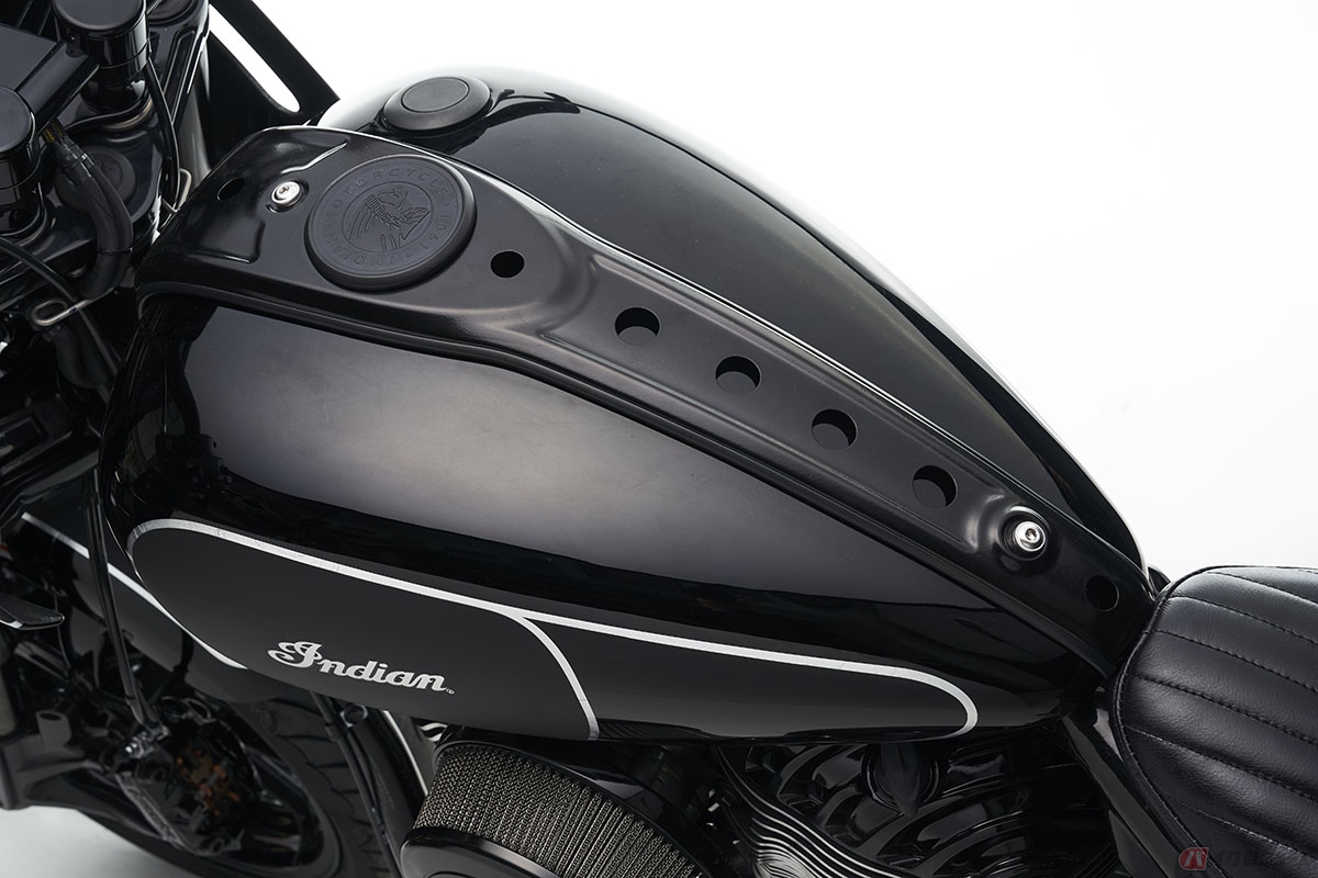 HUMONGOUS CUSTOM CYCLESの小松勇仁さんが製作したインディアン・モーターサイクル「スポーツチーフ」カスタム。純正の燃料タンクは幅を詰めてスリムに仕上げるとともに、角が張った部分は板金加工で滑らかなラインに仕上げられています