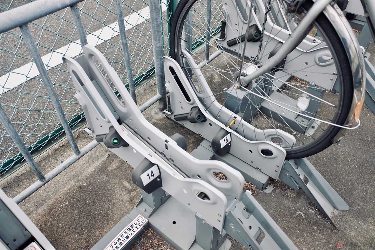 自転車置き場などに見られるホイールスタンド(タイヤストッパー)で、リムに横からの圧力が加わり変形することがある