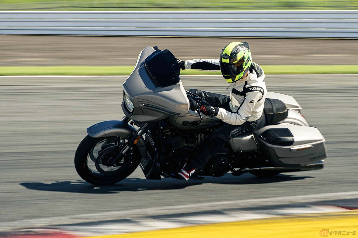 ハーレーダビッドソン「CVOストリートグライド」に乗る筆者（青木タカオ）。大柄な車体でもスポーティな走行を楽しむことができます