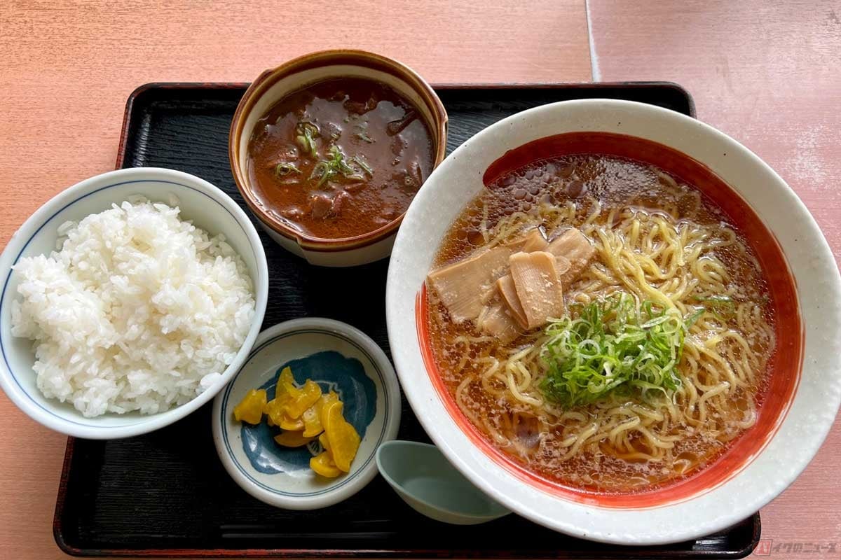 東名高速「美合PA」（上り）の「どて焼＆ラーメンセット」（930円）は、見た目からして食欲をそそる、空腹を満たすには最高のメニューだった