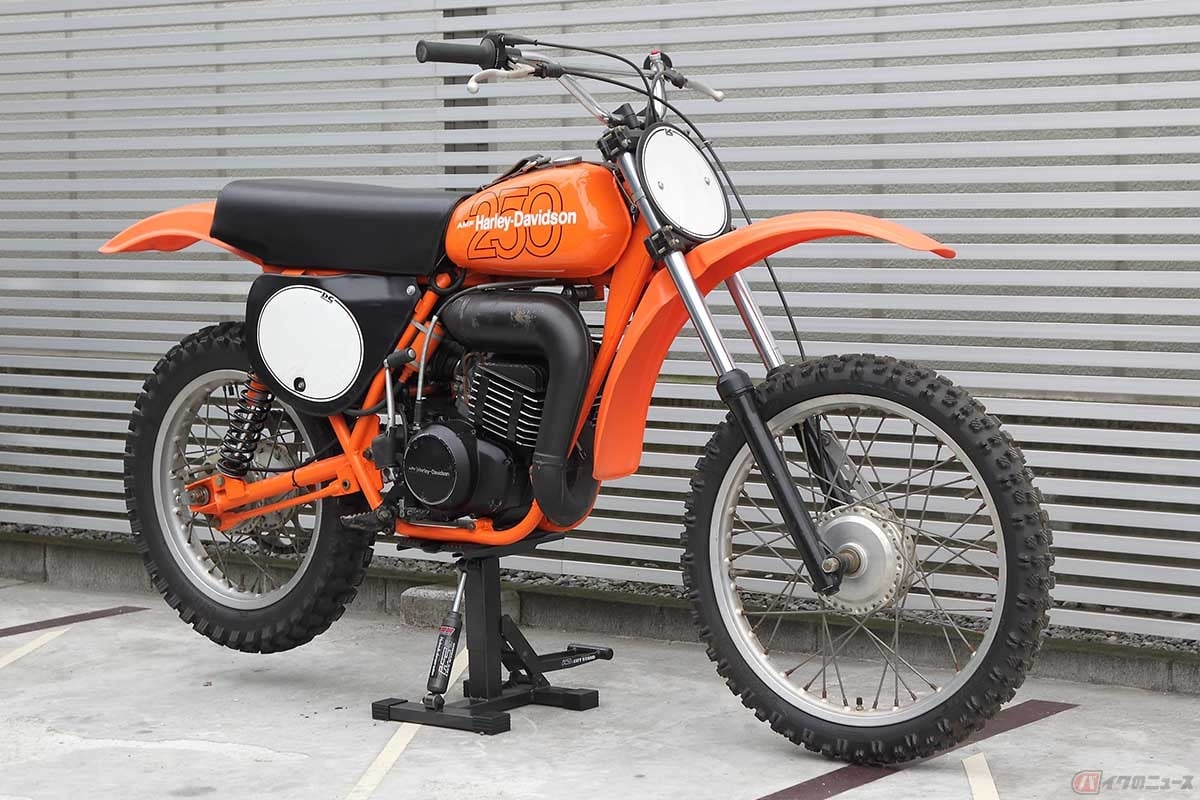 1977~1978年の2年間のみ生産されたハーレーのモトクロッサー「MX250」。1982年のAMA(アメリカのレース団体)ウィンストン・プロシリーズの開幕戦にてジェイ・スプリングスティーンのライディングによって優勝し、高い性能を見せつけたとのこと。写真の車両は神奈川県横浜市の一国サイクルワークスの代表、梅島氏個人所有の1台です