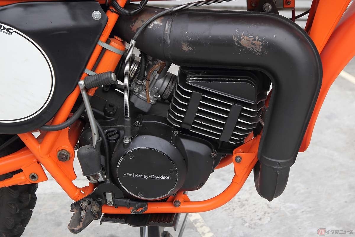 ハーレー「MX250」はボア72mm×ストローク59.6mmの242.6cc・2スト単気筒エンジンを搭載。エンジンの外観をご覧になればお分かりのとおり、じつはヤマハ「DT-1」のコピーエンジンなっており、流用可能なパーツも多いとのことです。圧縮比は11.8対1(車両協力/一国サイクルワークス)