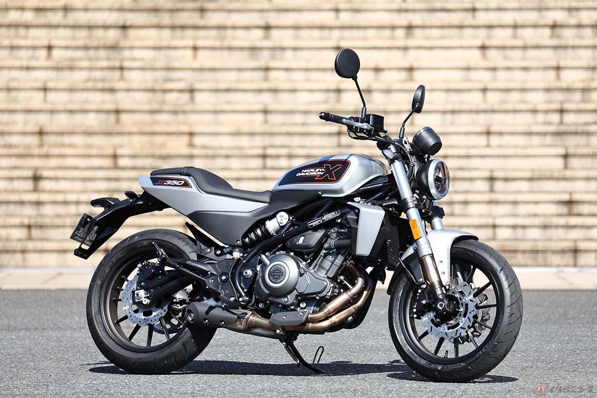 2023年10月に発売され好調なセールスを記録しているというハーレーの中型モデル「X350」。イタリアン・ブランド「ベネリ」製のモデルをベースにしているという部分も、かつてハーレーの小型車を生産していたアエルマッキとの関係性と重なります。全長2110mmというサイズも2125mmの「MX250」と同じような数値です