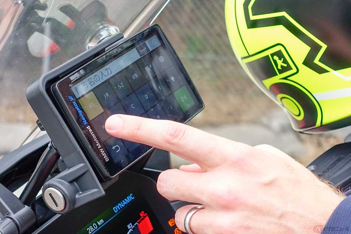 BMW Motorrad純正のナビもレンタル。言語を日本語に設定出来るので、使い勝手は問題ナシ