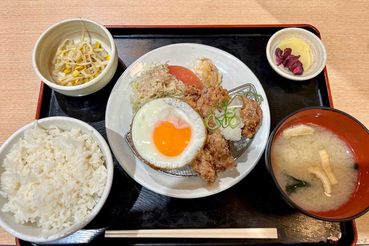 新東名「掛川PA」(上り)でいただく「掛川定食」(858円)は、コロッケ、唐揚げ、目玉焼きにポテトサラダと、おかずのバラエティ豊かな定食。ご飯は大盛り無料