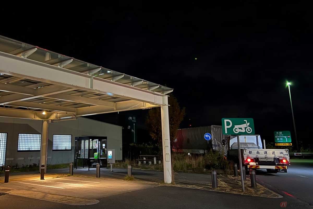 2輪専用の駐車スペースも確保されている。奥行きのある屋根があるのはありがたい