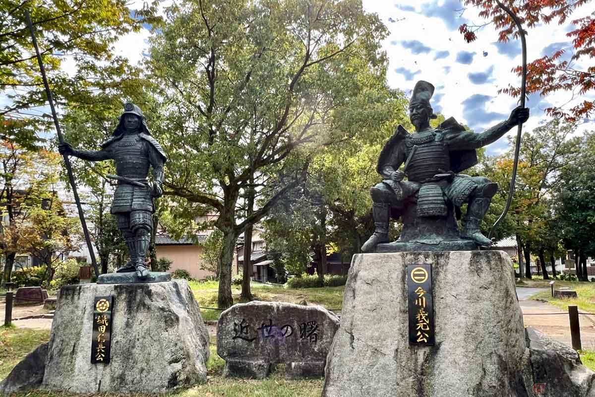 勝者の織田信長（左）と並ぶ今川義元の像（右）。むしろ信長よりも堂々としているようにも見える。勝者敗者関係なく地元に扱われているのは、地元と今川との良好な関係や、戦後の信長による敗兵に対する処置の影響も大きかったのかもしれない