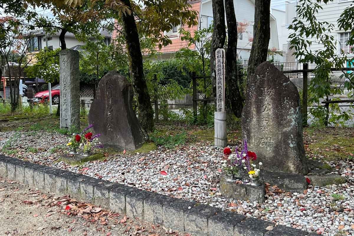 戦の後、信長の命令により今川義元をはじめ敗兵たちは丁寧に葬られたと言う。「駿公墓喝(すんこうぼけつ)」は1953年に発見されたもの。当時の村人が敗軍の将をひっそりと供養するために埋めていたと思われる